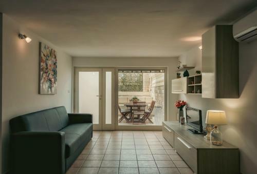 Leone Apartment By Diddoi
