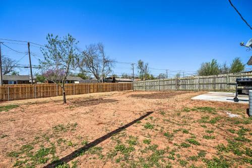Remodeled Moore Home With Yard About 10 Mi To Ou!