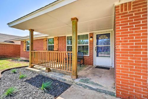 Remodeled Moore Home With Yard About 10 Mi To Ou!