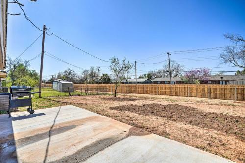 Remodeled Moore Home With Yard About 10 Mi To Ou!