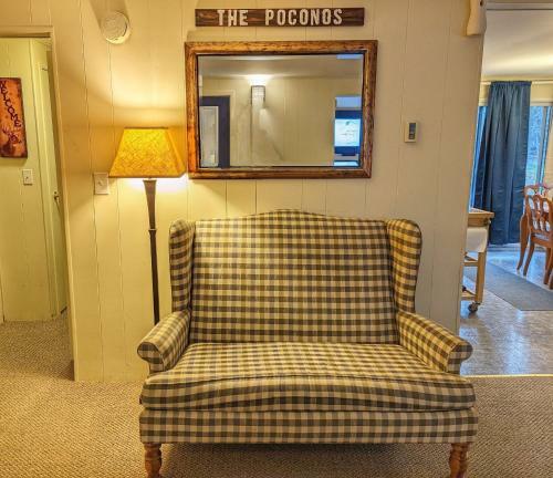Cozy 2 Bedroom Cottage Poconos Getaway