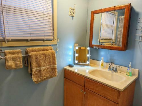 Cozy 2 Bedroom Cottage Poconos Getaway