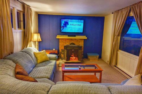 Cozy 2 Bedroom Cottage Poconos Getaway