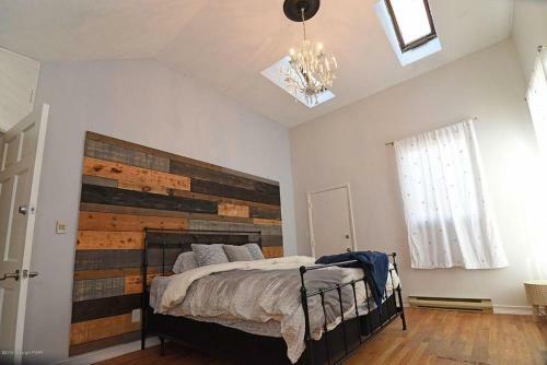 Modern Rustic Home W/ Hot Tub, Game Room, Upgraded Kitchen