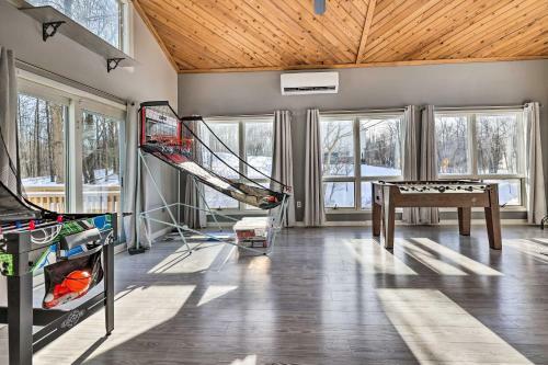 Spacious Poconos Retreat With Deck And Hot Tub!