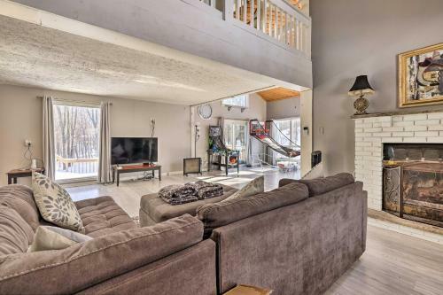 Spacious Poconos Retreat With Deck And Hot Tub!