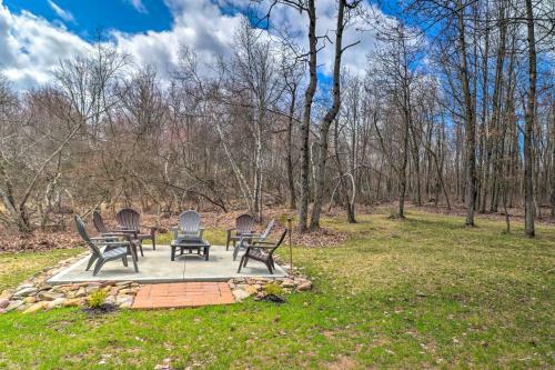 Charming Long Pond Home Near Emerald Lake!