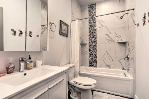 Chic Philly Townhome With Rooftop Deck And View!