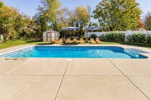 Stylish Poolside Oasis Newport 4bd 2.5ba