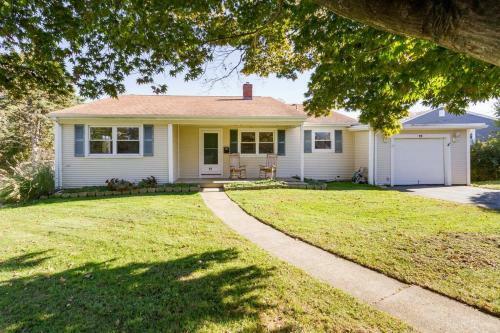 Stylish Poolside Oasis Newport 4bd 2.5ba