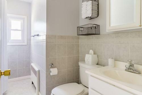 Stylish Poolside Oasis Newport 4bd 2.5ba