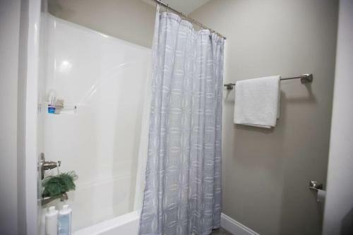 Entire Brand New Modern 3 Bed 2 Bath House