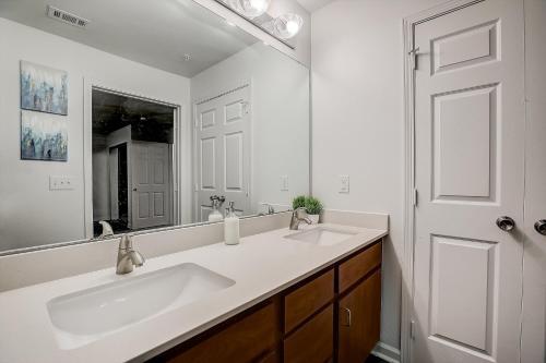 Frontdesk Rio West Apartments Austin