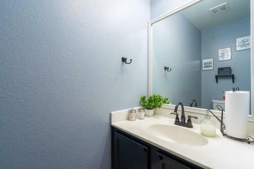Elegant/4miles To Downtown/gameroom & Firepit