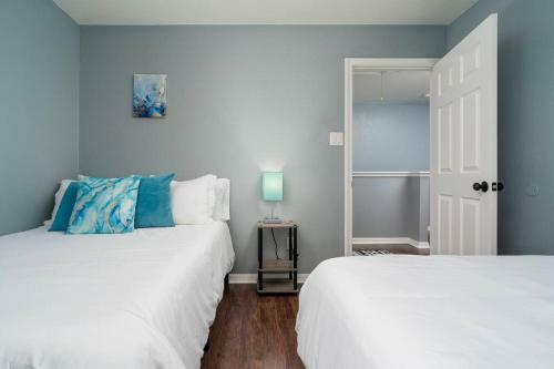 Elegant/4miles To Downtown/gameroom & Firepit