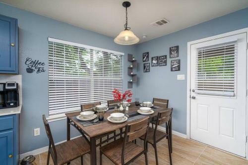 Elegant/4miles To Downtown/gameroom & Firepit