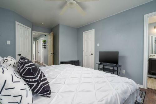 Elegant/4miles To Downtown/gameroom & Firepit