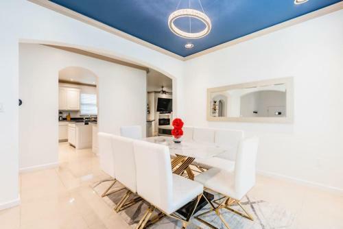 Gorgeous Downtown 4 Bedroom