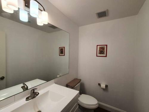 Your Spacious Private Getaway In Dallas With Pool!