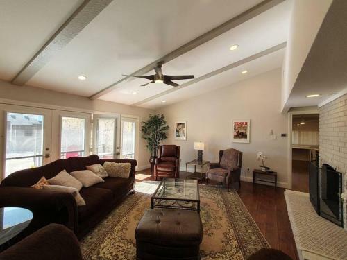 Your Spacious Private Getaway In Dallas With Pool!