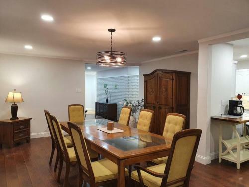 Your Spacious Private Getaway In Dallas With Pool!