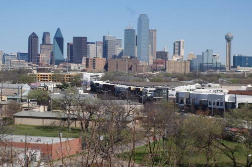 Your Spacious Private Getaway In Dallas With Pool!