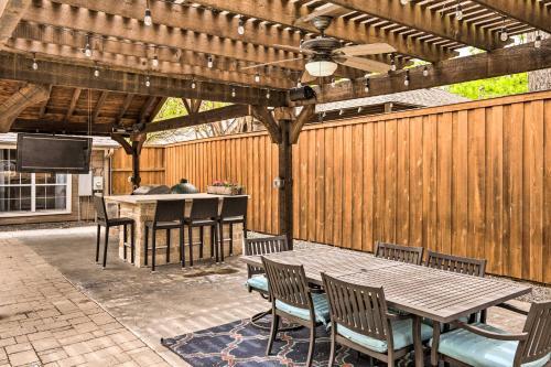 Updated Dallas Getaway With Outdoor Kitchen!
