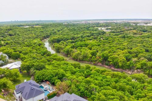 Luxurious River Oaks Home With Expansive Views!