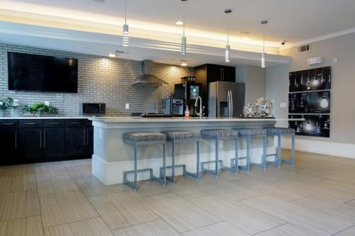 Wanderjaunt - Dolce Midtown Apartments