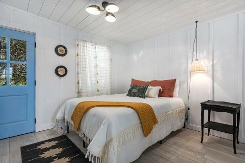 Hostal Gorgeous Bungalow With Private River Access!