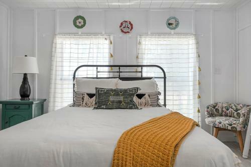 Hostal Gorgeous Bungalow With Private River Access!