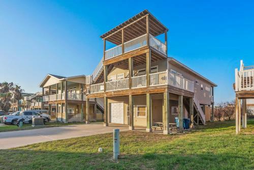 New 5 Bdrm W/pool, Observation Deck Walk To Beach!
