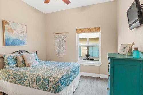 New 5 Bdrm W/pool, Observation Deck Walk To Beach!
