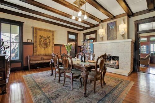 Beautiful And Unique Home With Fireplace And Pool!