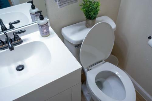 Apartamento Cozy Designer Condo For Ideal Comfort!