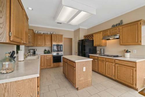 Stone Oak Oasis With Private Pool And Grill!