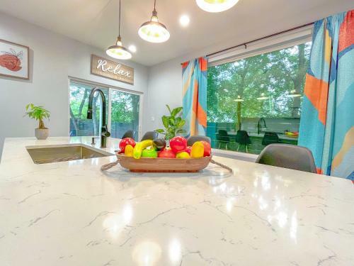 Modern Nature - 2 Story Downtown Delight