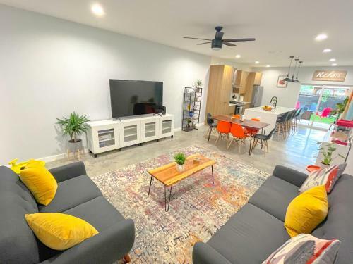 Modern Nature - 2 Story Downtown Delight