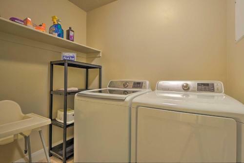 Blue Sky Get-a-way Townhome With Patio, Grill