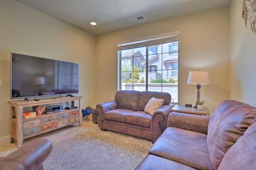 Blue Sky Get-a-way Townhome With Patio, Grill