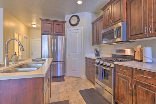 Blue Sky Get-a-way Townhome With Patio, Grill
