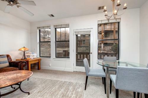 Cozy Meadowview Condo