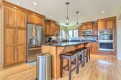 Pet-friendly Bentonville Cabin With Mtn Views!