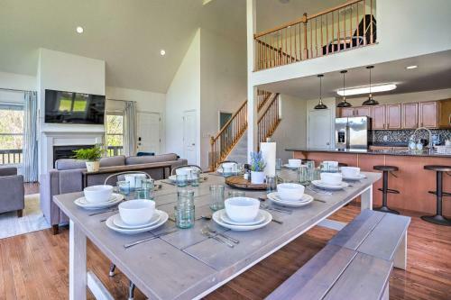 Pet-friendly Retreat Near Lake Anna With Decks!