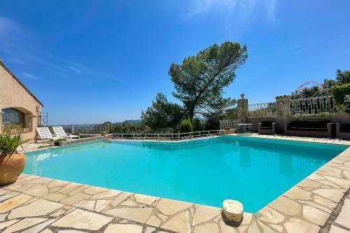 2 Room Apartment With Terrace - Montauroux