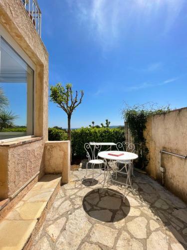 2 Room Apartment With Terrace - Montauroux