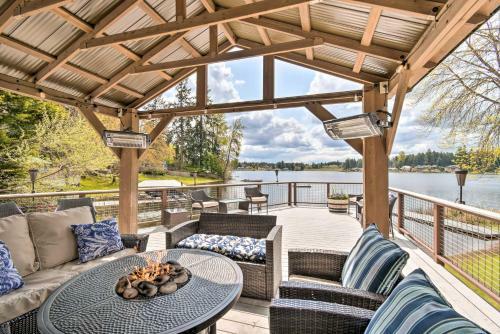 Spacious Lakefront Olympia Hideout With Deck!