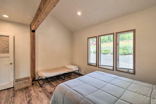 Spacious Lakefront Olympia Hideout With Deck!