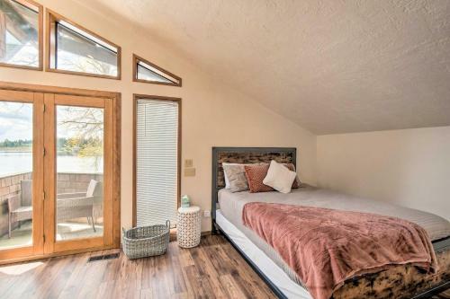 Spacious Lakefront Olympia Hideout With Deck!
