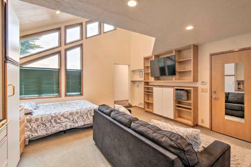 Spacious Lakefront Olympia Hideout With Deck!